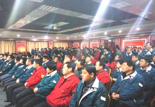 kaiyun(中国)官方网站管理人员正在大会堂认真听取科技人员的科普知识讲座